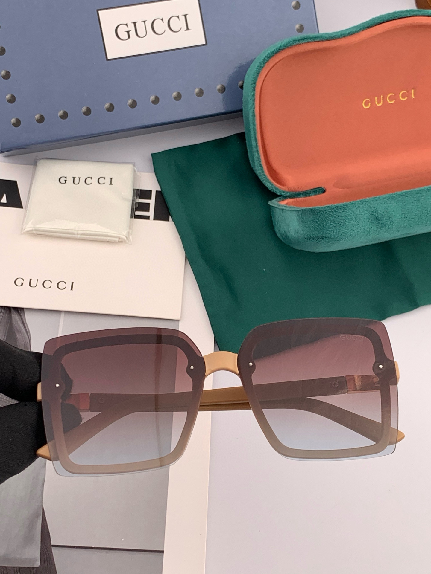    【TR偏光系列】Gucci   经典的方框设计，不挑脸型，无论搭配大衣还是连衣裙都非常显气质偏光镜