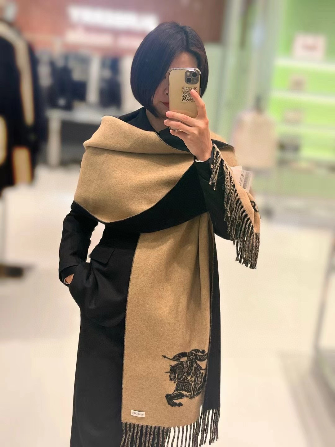 NO:189431,BURERRY new scarf, made of high-quality fabric, soft and comfortable, and excellent warmth performance. The classic design style shows the unique brand charm of BURERRY. Whether paired with a coat or a sweater, you can keep you elegant and fashionable in the cold wind. Come and choose a new Burberry scarf to add a bright color to your winter look! Cashmere, size: 45x210cm high-end scarf, high-end scarf, burberry, sweaters19860909BURERRY(博柏利)新款围巾,采用高品质面料,柔软舒适,保暖性能卓越.经典的设计风格,展现出博柏利独特的品牌魅力.无论是搭配大衣还是毛衣,都能让你在寒风中保持优雅与时尚.快来选择一条博柏利新款围巾,为你的冬日造型增添一抹亮丽的色彩!羊绒,尺寸:45x210cm高版本围巾,高版本围巾,burberry,sweaters,scarf