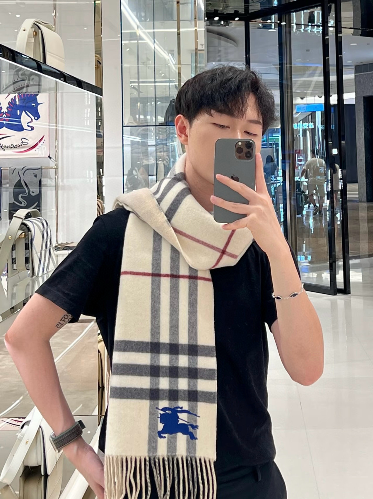 NO:189434,Latest model Double-sided embroidery print jacquard Large-density double-sided cashmere plaid scarf Super difficult craftsmanship is definitely not something that ordinary copy can do Original board, Extremely exquisite details, What you see, What you get, The best choice for gifts, Classic color scheme, All styles contained, Delicate touch, Soft and Glutinous baby skin Specifications*30 Cashmere High-version scarf, High-version scarf19860909最新款 双面刺绣印花提花  大密度双面羊绒格子围巾 超高难度工艺 绝非一般copy能做 原版开板 精致无比的细节所见即所得 送礼自留最佳选择 经典配色 容纳的下所有风格 触感细腻 如婴儿皮肤般软糯 规格*30 羊绒 高版本围巾,高版本围巾,scarf