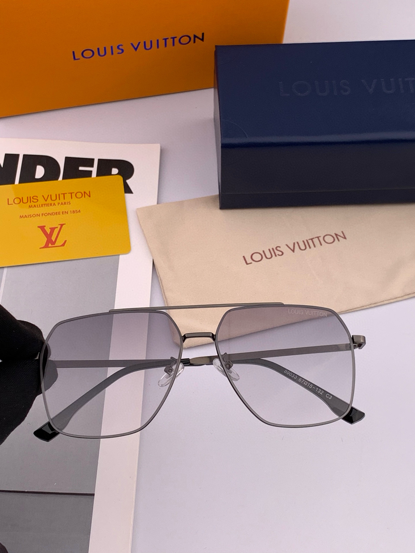       LV 男款炫彩飞行员偏光太阳镜 ❤️材质：高清尼龙加厚卡槽高清偏光镜片 🌹无边框镜架💕颜👍型