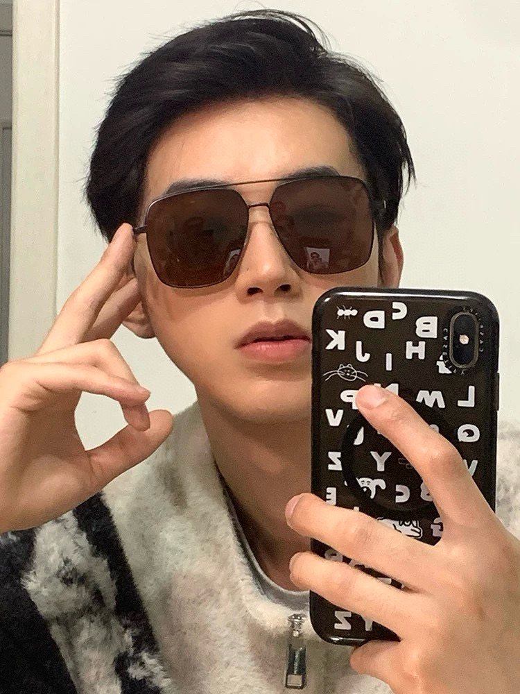       LV 男款炫彩飞行员偏光太阳镜 ❤️材质：高清尼龙加厚卡槽高清偏光镜片 🌹无边框镜架💕颜👍型
