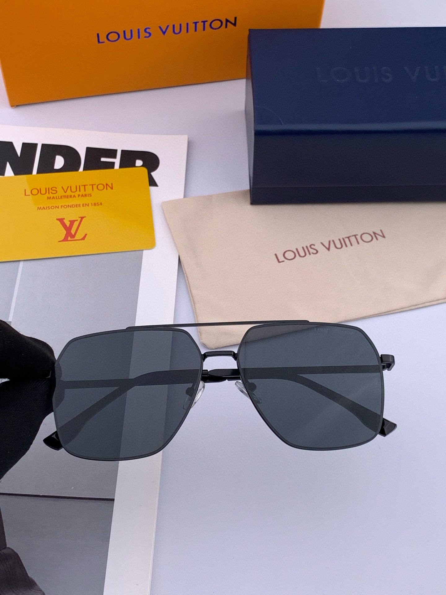       LV 男款炫彩飞行员偏光太阳镜 ❤️材质：高清尼龙加厚卡槽高清偏光镜片 🌹无边框镜架💕颜👍型