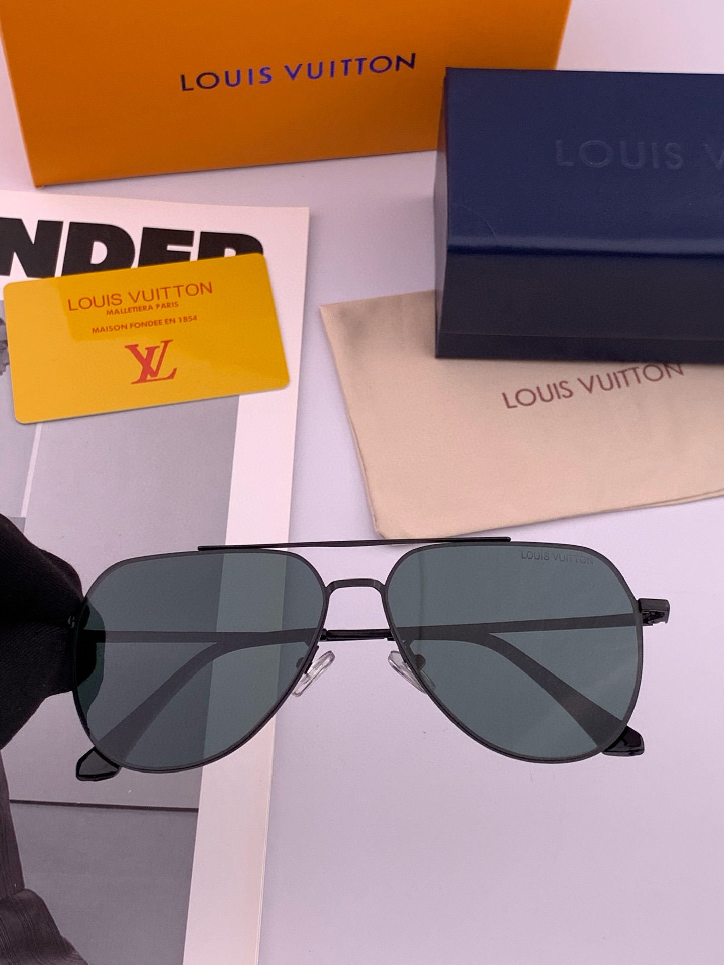       LV 男款炫彩飞行员偏光太阳镜 ❤️材质：高清尼龙加厚卡槽高清偏光镜片 🌹无边框镜架💕颜👍型