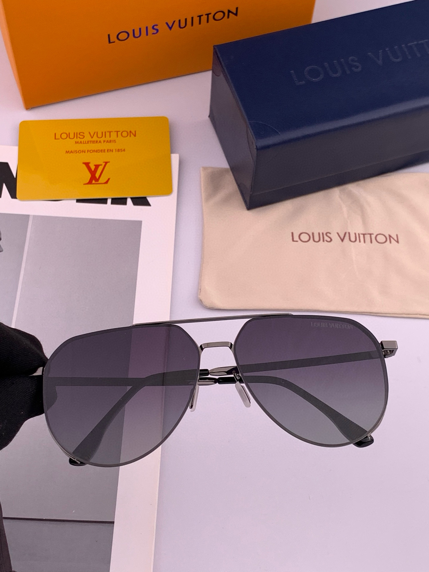       LV 男款炫彩飞行员偏光太阳镜 ❤️材质：高清尼龙加厚卡槽高清偏光镜片 🌹无边框镜架💕颜👍型