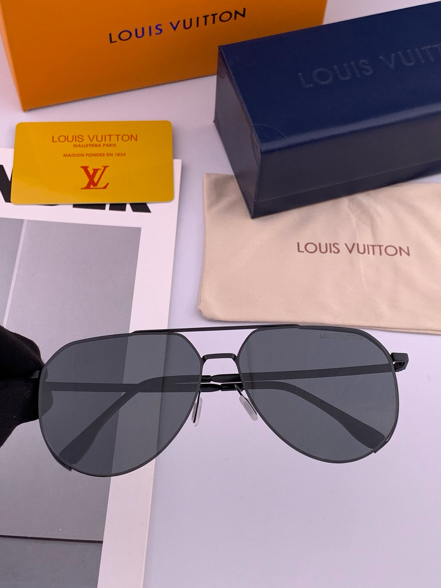       LV 男款炫彩飞行员偏光太阳镜 ❤️材质：高清尼龙加厚卡槽高清偏光镜片 🌹无边框镜架💕颜👍型