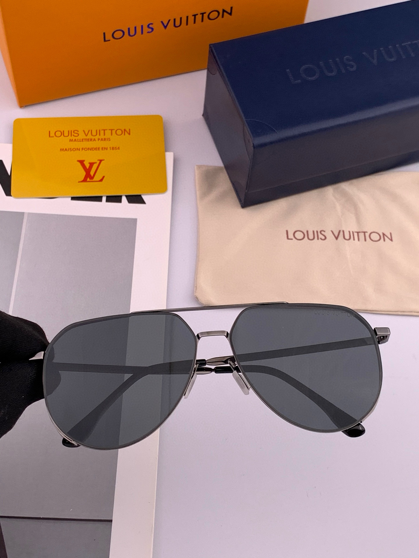       LV 男款炫彩飞行员偏光太阳镜 ❤️材质：高清尼龙加厚卡槽高清偏光镜片 🌹无边框镜架💕颜👍型