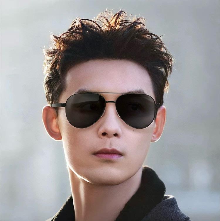      LV 男款炫彩飞行员偏光太阳镜 ❤️材质：高清尼龙加厚卡槽高清偏光镜片 🌹无边框镜架💕颜👍型