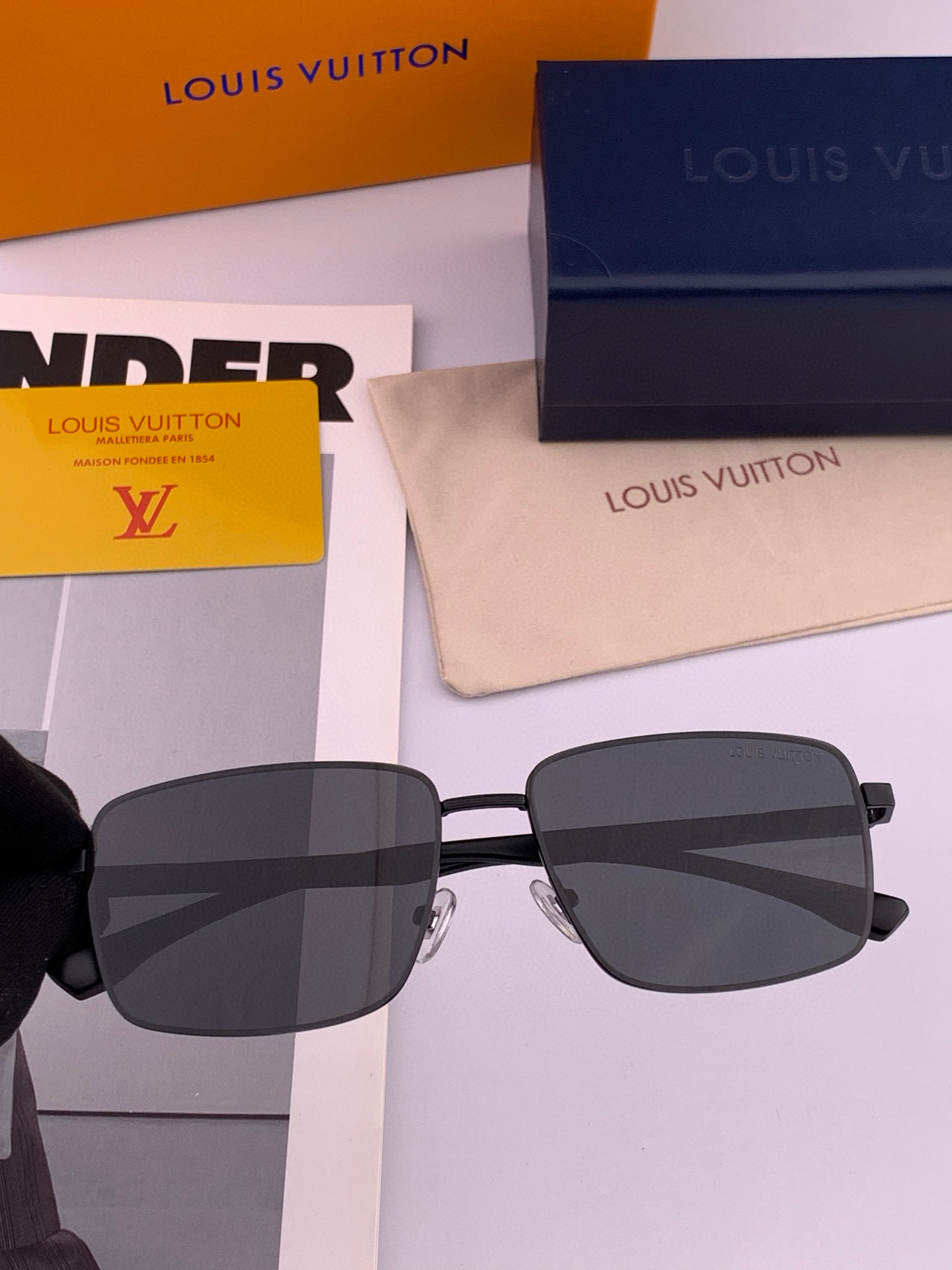       LV 男款炫彩飞行员偏光太阳镜 ❤️材质：高清尼龙加厚卡槽高清偏光镜片 🌹无边框镜架💕颜👍型