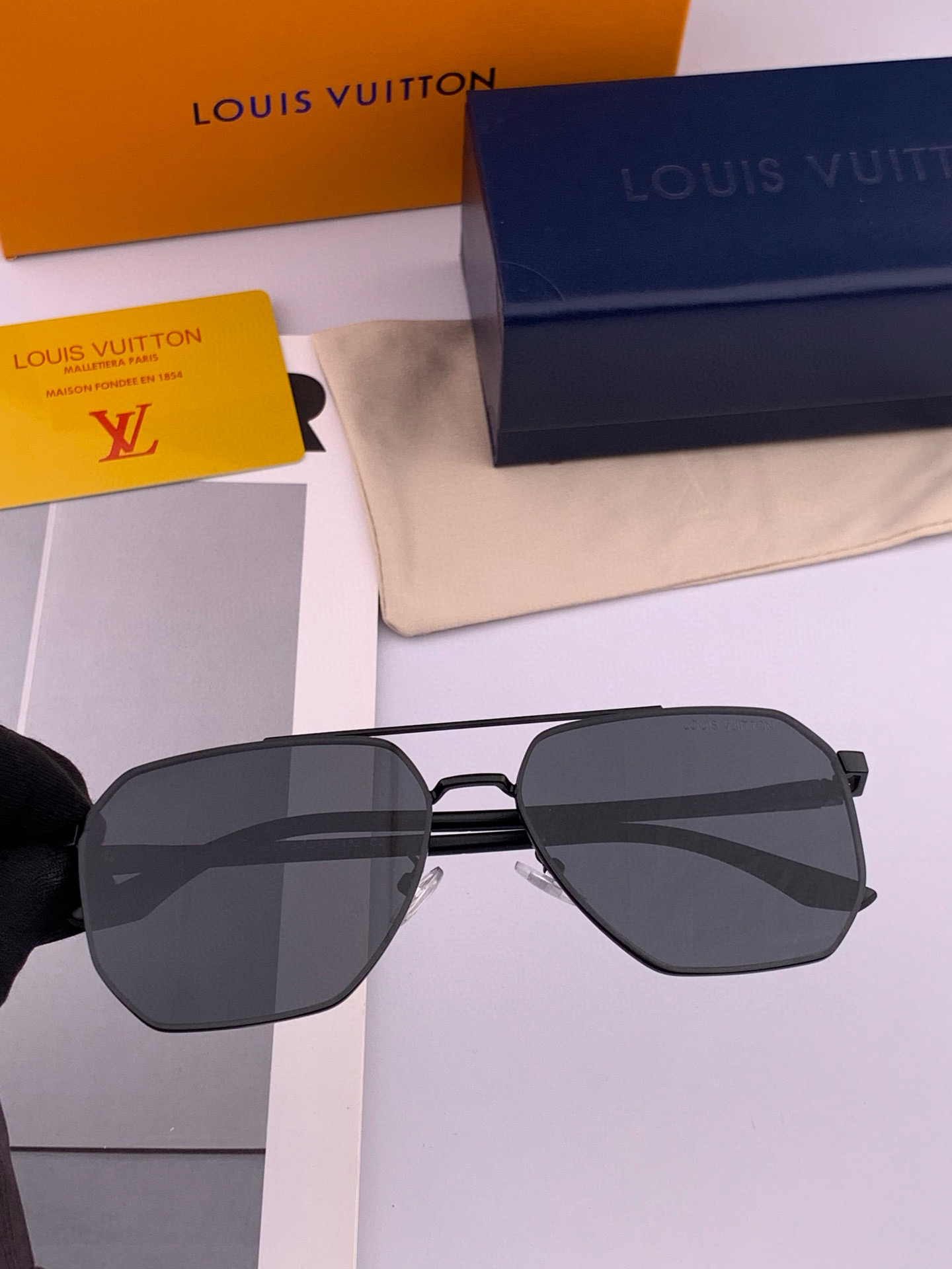       LV 男款炫彩飞行员偏光太阳镜 ❤️材质：高清尼龙加厚卡槽高清偏光镜片 🌹无边框镜架💕颜👍型