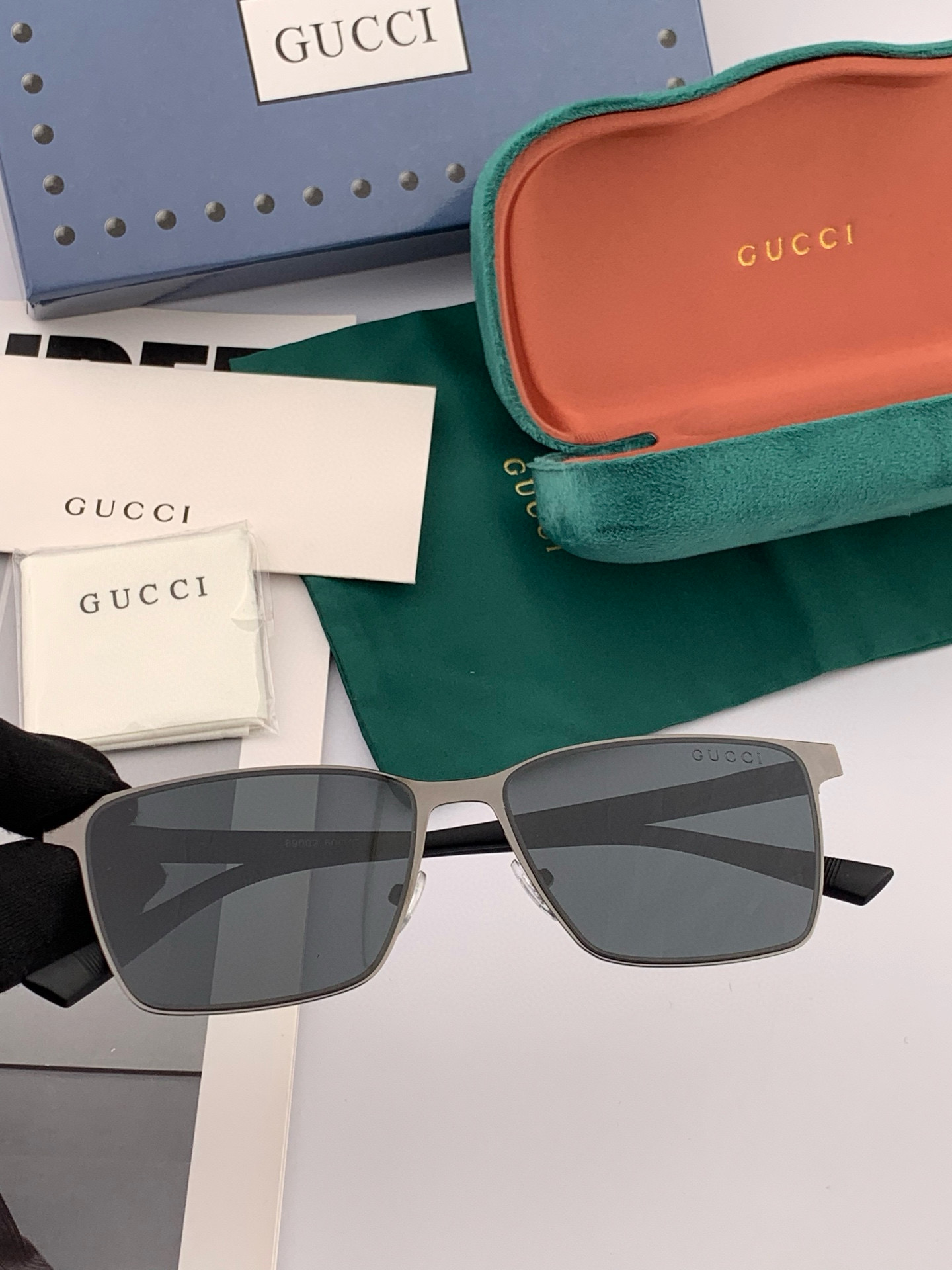        GUCCI 男款炫彩飞行员偏光太阳镜 ❤️材质：高清尼龙加厚卡槽高清偏光镜片 🌹无边框镜架