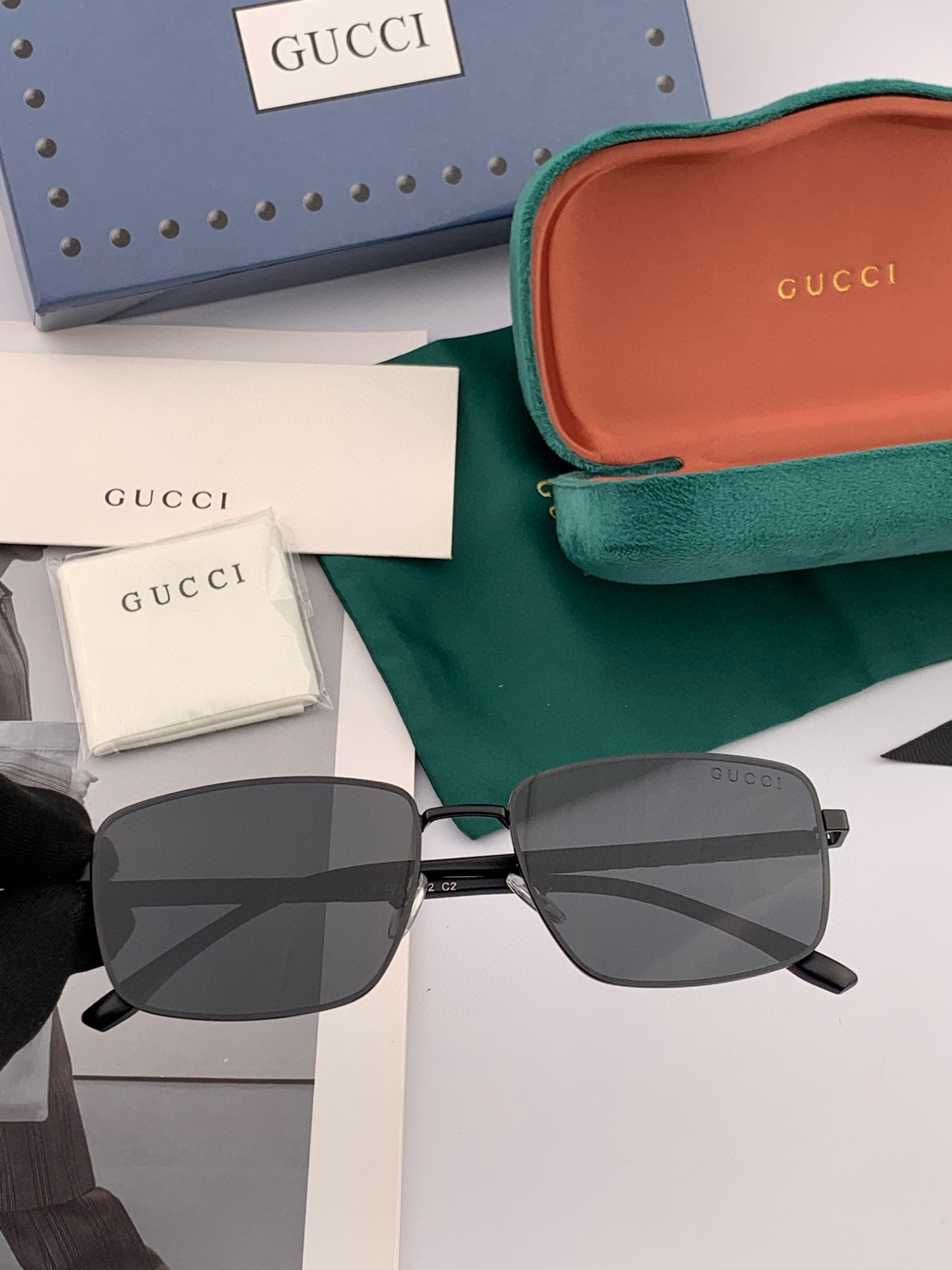        GUCCI 男款炫彩飞行员偏光太阳镜 ❤️材质：高清尼龙加厚卡槽高清偏光镜片 🌹无边框镜架