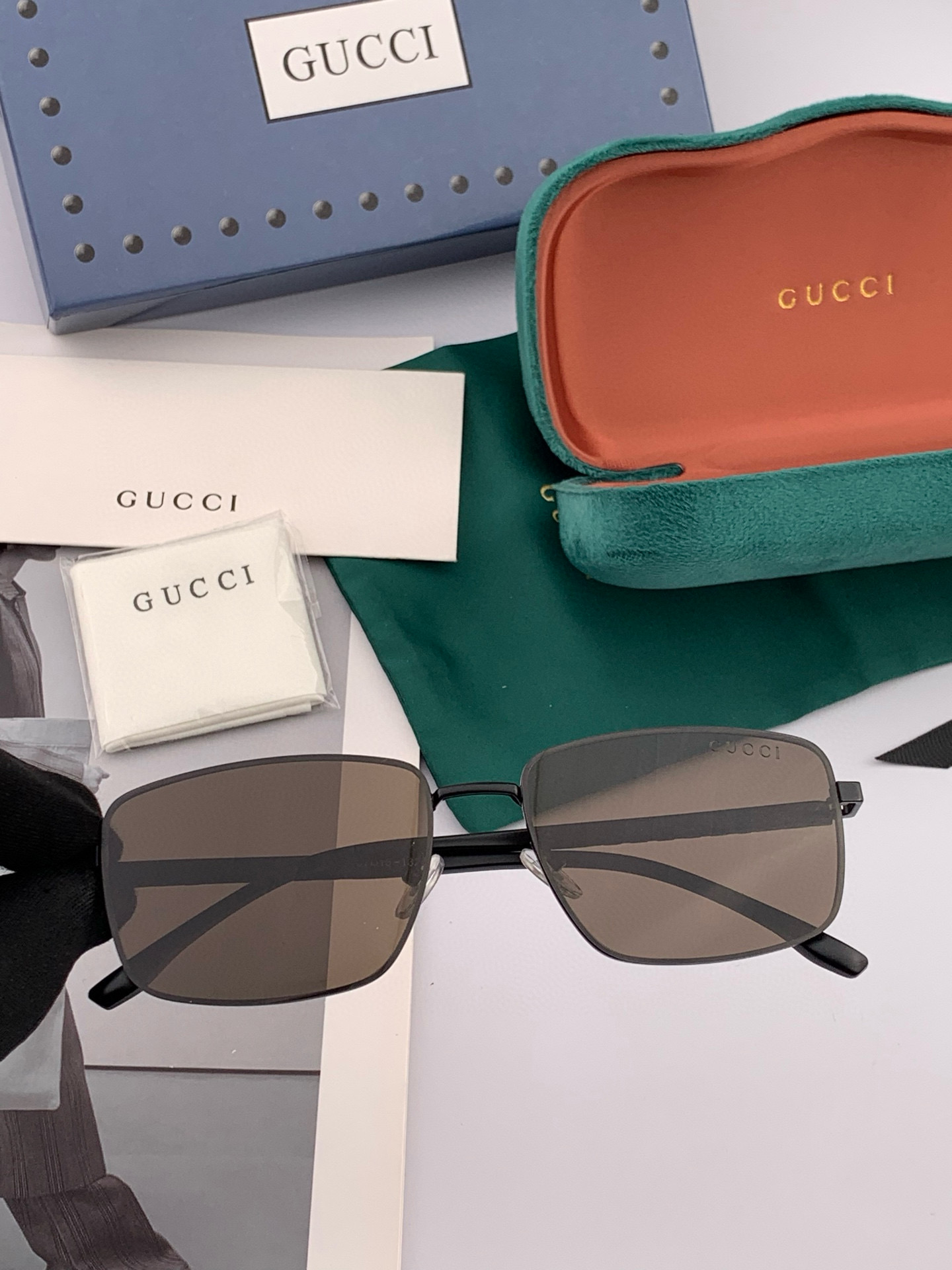        GUCCI 男款炫彩飞行员偏光太阳镜 ❤️材质：高清尼龙加厚卡槽高清偏光镜片 🌹无边框镜架