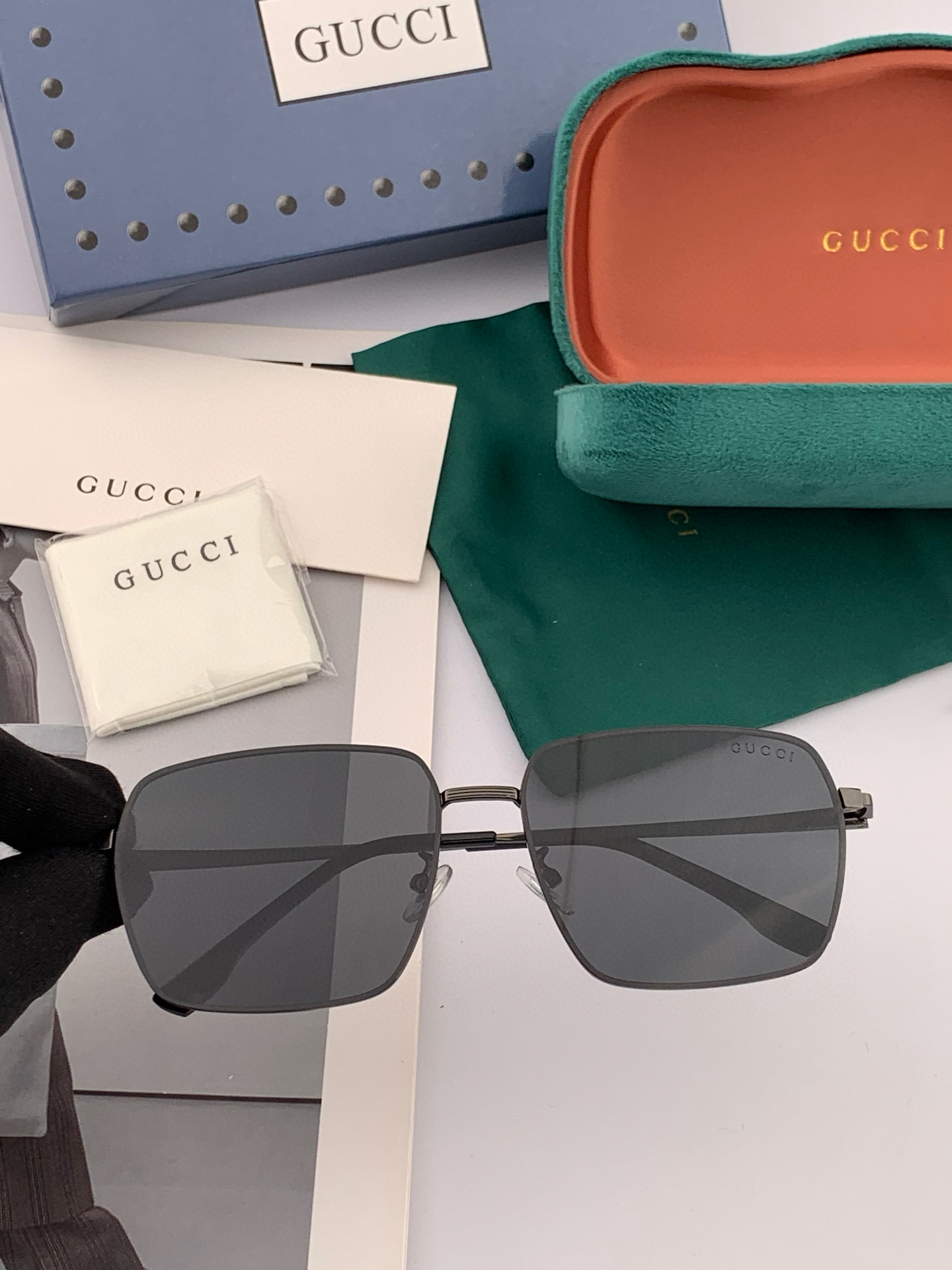        GUCCI 男款炫彩飞行员偏光太阳镜 ❤️材质：高清尼龙加厚卡槽高清偏光镜片 🌹无边框镜架