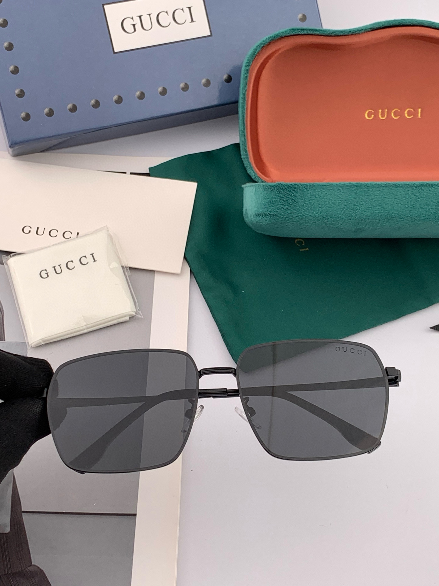        GUCCI 男款炫彩飞行员偏光太阳镜 ❤️材质：高清尼龙加厚卡槽高清偏光镜片 🌹无边框镜架