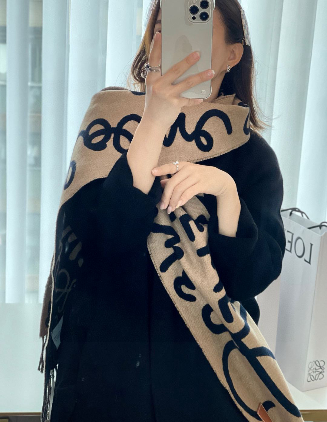 NO:189358,LOE graffiti jacquard double-sided scarf, this style is a hit!  But at the same time, countless versions have appeared on the market. Others don’t talk about the goods, but they all have their own ways. I will only introduce my products. First of all, the raw materials of scarves are made of cashmere and lamb wool. The spinning yarn is 15s/1, which is the original process. Since the scarf weighs a heavier, about gram, and it reaches more than a few grams per square meter, the warp and weft density of scarves exceeds the limit of conventional scarves. Since the weight of scarves is heavier, unlike those of other scarves with about gram, the requirements for workers during weaving are particularly high, so the output is not very high and the production cycle is relatively long. In the later procedure, when tidying the scarf, the scarf uses zero-point wool craftsmanship. While ensuring the feel of the scarf, try to make the suede of the scarf smaller as much as possible, so the pattern of the scarf will be particularly clear!  And there will be no hair loss. As for the auxiliary materials, the leather mark of the scarf uses a pattern machine to tie the mark. Unlike other sewing machines, the mark threading is relatively even, and there will be no large stitch or small stitch!  Walking up without doubt, giving gifts for your own use is awesome, and wearing them for couples is more unique and fashionable. Ingredients 90 wool 10 cashmere, gram weight g, size 30*180cm high-version scarf, high-version scarf, loewe19860909LOE涂鸦提花双面围巾,此款一出,即是爆款！但同时市面上也出现了无数版本.别人的货不谈,各有各路.只介绍一下我的货首先是围巾的原料,采用羊绒和羔羊毛混纺的纱线,纺纱纱支为15s/1,对原版工艺.由于围巾克重比较重,大概克左右,每平米达到了多克,所以围巾的经纬密都超出了常规围巾的极限.由于围巾的克重比较重,不同于其他家那些克左右的围巾,织造时对工人的要求特别高,所以产量不是很高,生产周期相对比较长.后面程序,围巾在后整理时,采用的是零点起毛的工艺,在保证围巾手感的同时,尽量使围巾的绒面小一点,这样会使围巾的图案特别清晰！而且也不会出现掉毛现象.至于辅料,围巾的皮标采用的是花样机扎标,不同于其他的用的是缝纫机,这样标的走线比较均匀,不会出现一针大,一针小的现象！无需怀疑直接走起来,送礼自用都是绝绝子,情侣佩戴更加彰显个性时尚,成分90羊毛10羊绒,克重g,尺寸30*180cm 高版本围巾,高版本围巾,loewe,scarf