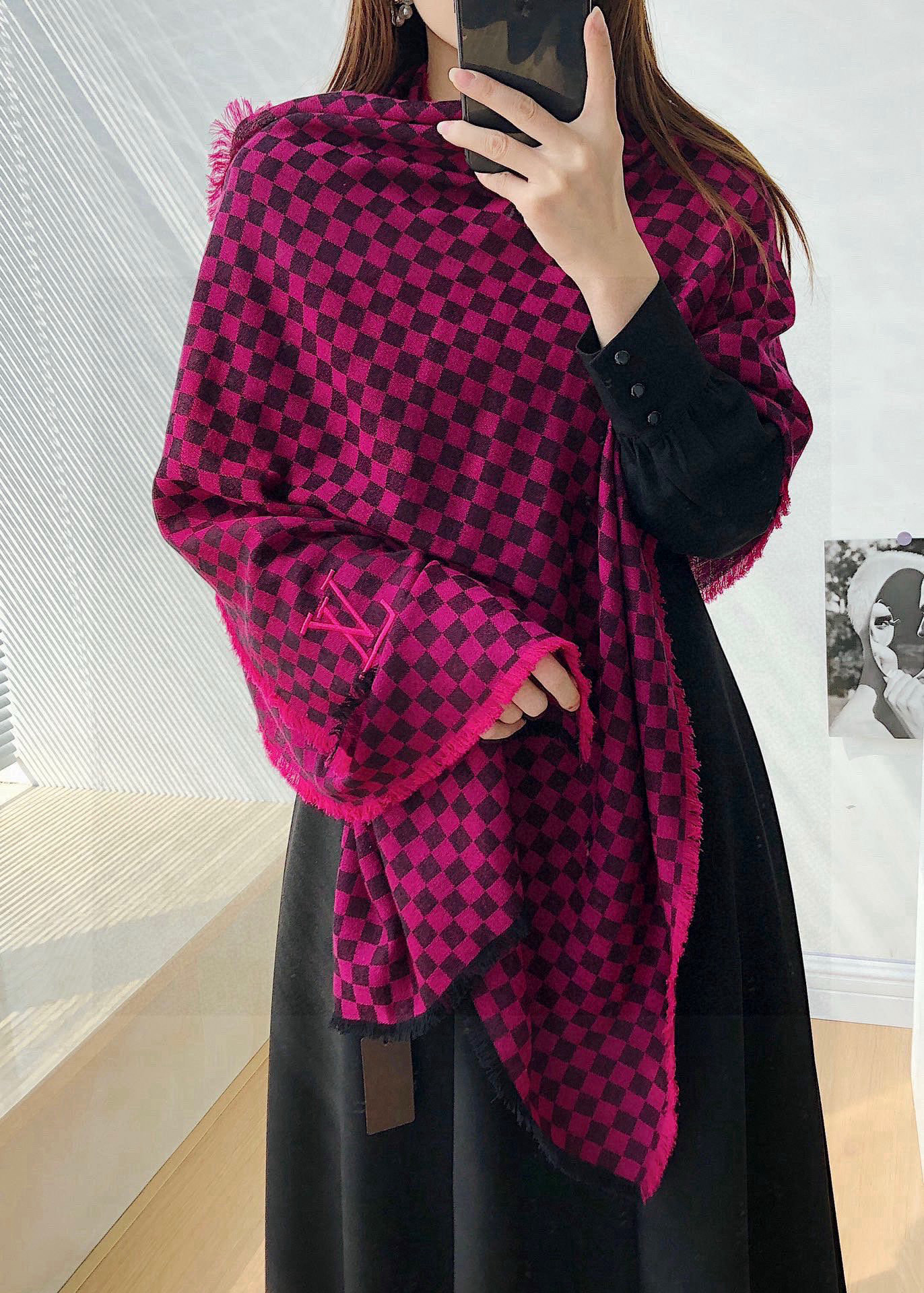 NO:189360,The popular products arrived. The LV family broke the previous design. The scarf. The top design of the fashion brand will be realized by hand. The quality is really super super soft, warm and skin-friendly. It is very atmospheric and has aura. It is rare. Cashmere worsted is definitely a slow hand. The high-end quality size is 70*200cm high-end scarf. High-version scarf. Louis vuitton.19860909爆款到货了LV家族打破以往的设计围巾高尖端产物时尚大牌的顶尖设计款拿到手你就会明白质量真的超级赞超级柔软保暖亲肤非常大气超级有气场真的是臻品罕见羊绒精纺绝对是手慢无的高端精品尺寸70*200cm高版本围巾,高版本围巾,louis vuitton,scarf