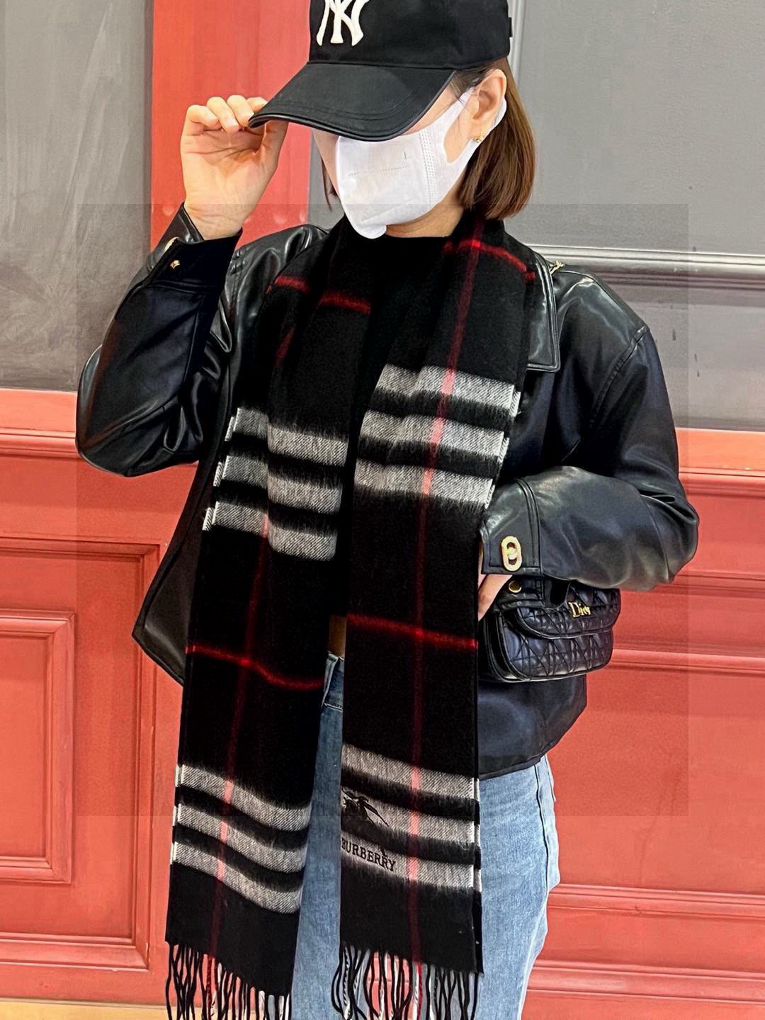 NO:189362,Couple style Burberry is a new super quality and versatile style, with a great quality and great value. The latest export cashmere scarf for men and women. The delicate feel is very good. This type of cashmere scarf is very versatile. It can be matched with a casual jacket or a business suit. The material selection is also very exquisite. It is selected from Alpine cashmere. Universal for men and women. Couple style is super recommended size *30 high-version scarf, high-version scarf, burberry, jackets & coats19860909情侣款 巴宝莉 新款超级有品百搭的款,绝对质量好到爆的超值最新出口男女羊绒围巾.手感细腻度非常好关键这类的非常百搭,可以搭配休闲外套也可以搭配商务西服绝对不会不会搭错的款.选料也是很考究的选自阿尔卑斯山羊绒.男女通用 情侣款超级推荐尺寸*30高版本围巾,高版本围巾,burberry,jackets & coats,scarf