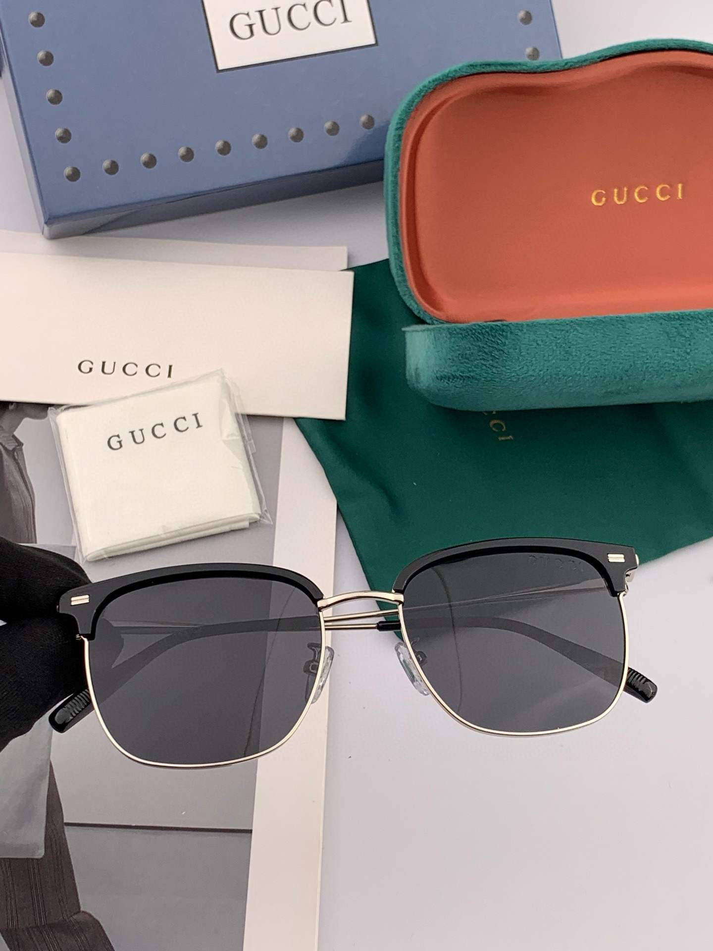   Gucci 。  高品质男女款墨镜   👍 进口宝丽来偏光镜片  。蛤蟆镜 开车钓鱼都可 。百搭显瘦