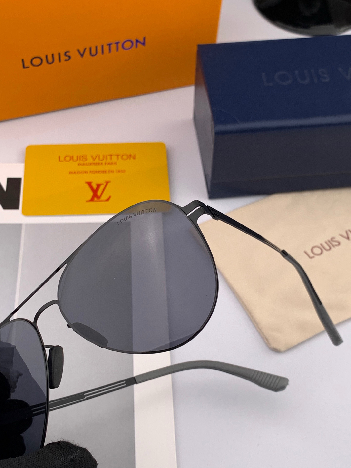 ♦️LV 2025新款男女情侣款太阳镜多边形墨镜iP电镀永不褪色 超轻超有弹性整幅眼镜无螺丝重要的是压不