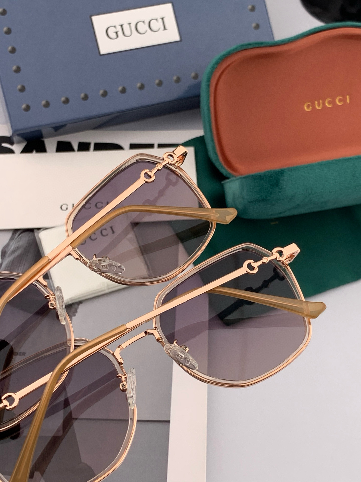   Gucci墨镜2025新款  。  方框设计再优雅的同时还能在视觉上修饰脸型，敲显脸小，不挑脸型 复