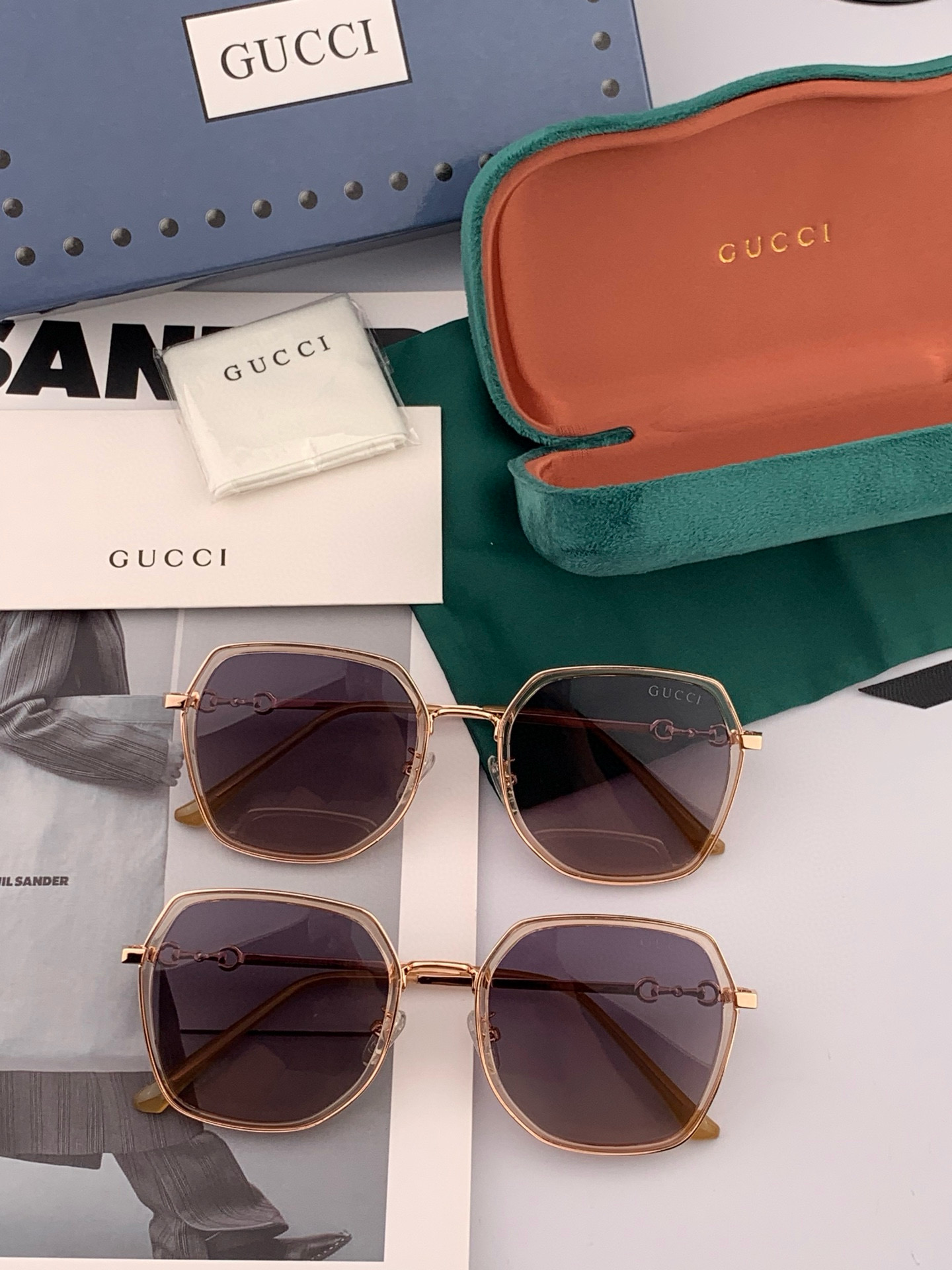   Gucci墨镜2025新款  。  方框设计再优雅的同时还能在视觉上修饰脸型，敲显脸小，不挑脸型 复