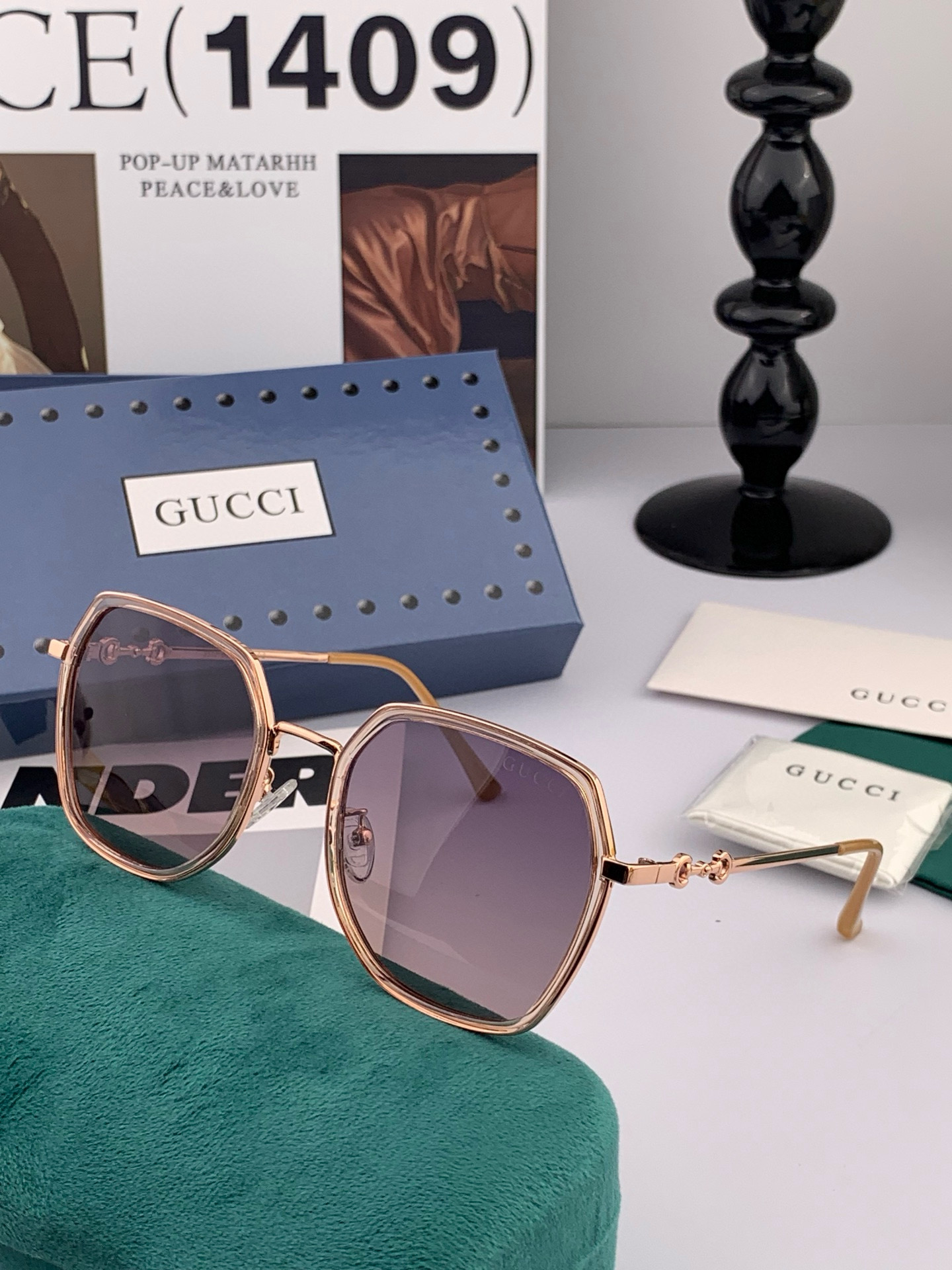   Gucci墨镜2025新款  。  方框设计再优雅的同时还能在视觉上修饰脸型，敲显脸小，不挑脸型 复