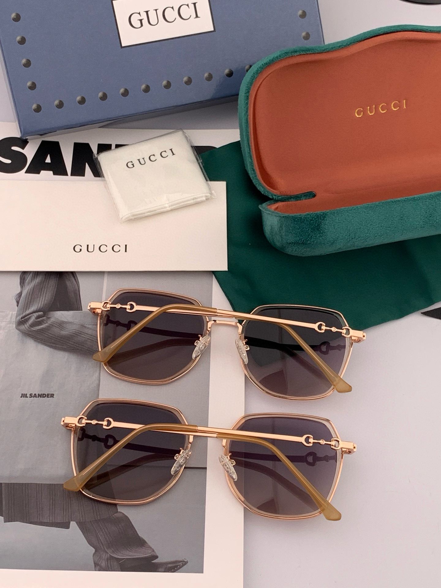   Gucci墨镜2025新款  。  方框设计再优雅的同时还能在视觉上修饰脸型，敲显脸小，不挑脸型 复
