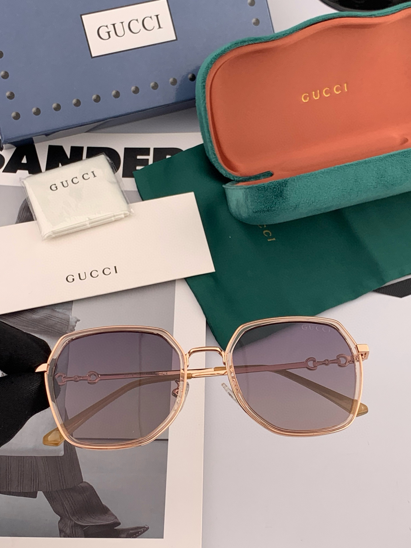   Gucci墨镜2025新款  。  方框设计再优雅的同时还能在视觉上修饰脸型，敲显脸小，不挑脸型 复