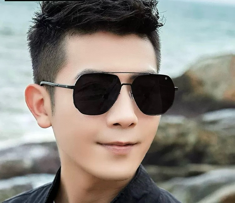       LV 男款炫彩飞行员偏光太阳镜 ❤️材质：高清尼龙加厚卡槽高清偏光镜片 🌹无边框镜架💕颜👍型