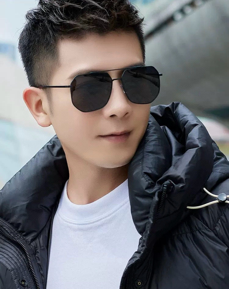       LV 男款炫彩飞行员偏光太阳镜 ❤️材质：高清尼龙加厚卡槽高清偏光镜片 🌹无边框镜架💕颜👍型