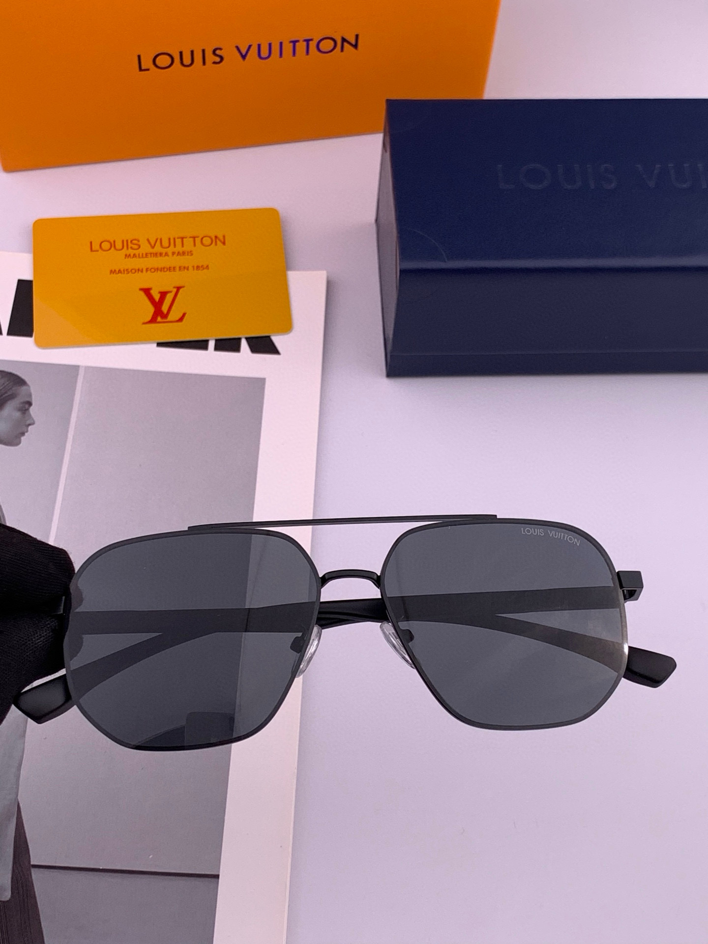       LV 男款炫彩飞行员偏光太阳镜 ❤️材质：高清尼龙加厚卡槽高清偏光镜片 🌹无边框镜架💕颜👍型