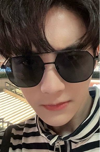       LV 男款炫彩飞行员偏光太阳镜 ❤️材质：高清尼龙加厚卡槽高清偏光镜片 🌹无边框镜架💕颜👍型
