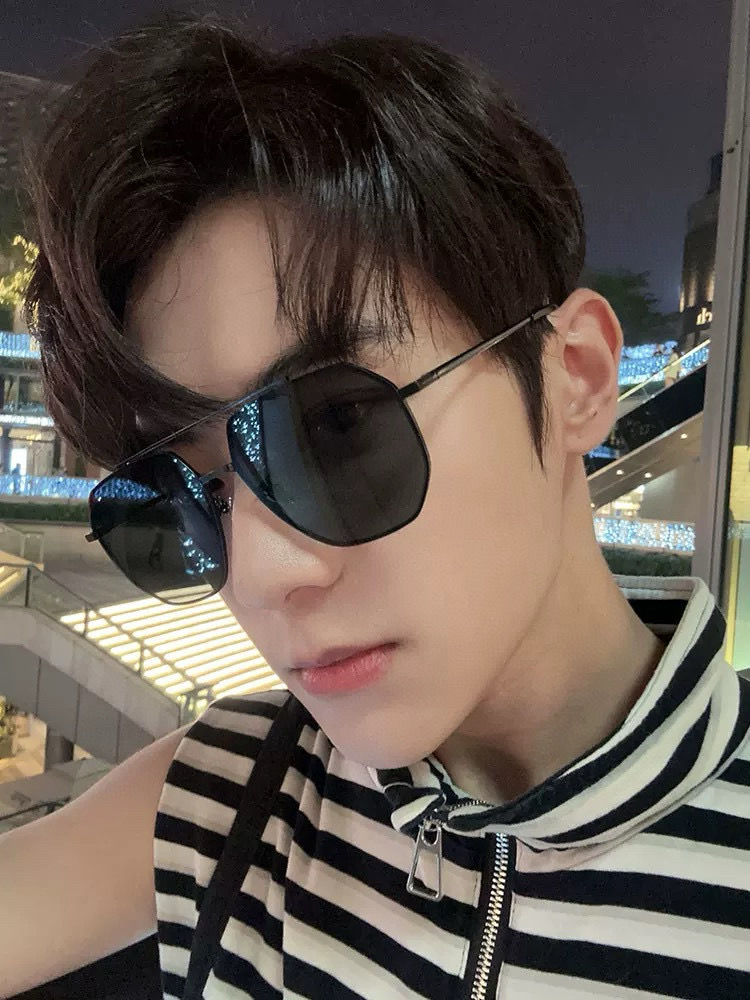       LV 男款炫彩飞行员偏光太阳镜 ❤️材质：高清尼龙加厚卡槽高清偏光镜片 🌹无边框镜架💕颜👍型