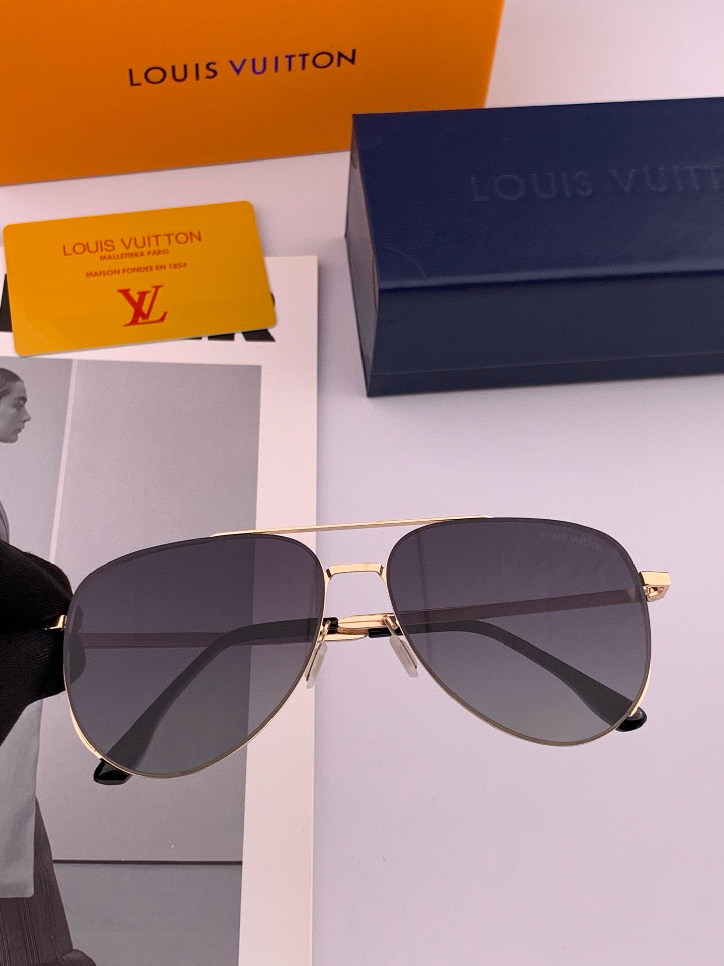       LV 男款炫彩飞行员偏光太阳镜 ❤️材质：高清尼龙加厚卡槽高清偏光镜片 🌹无边框镜架💕颜👍型
