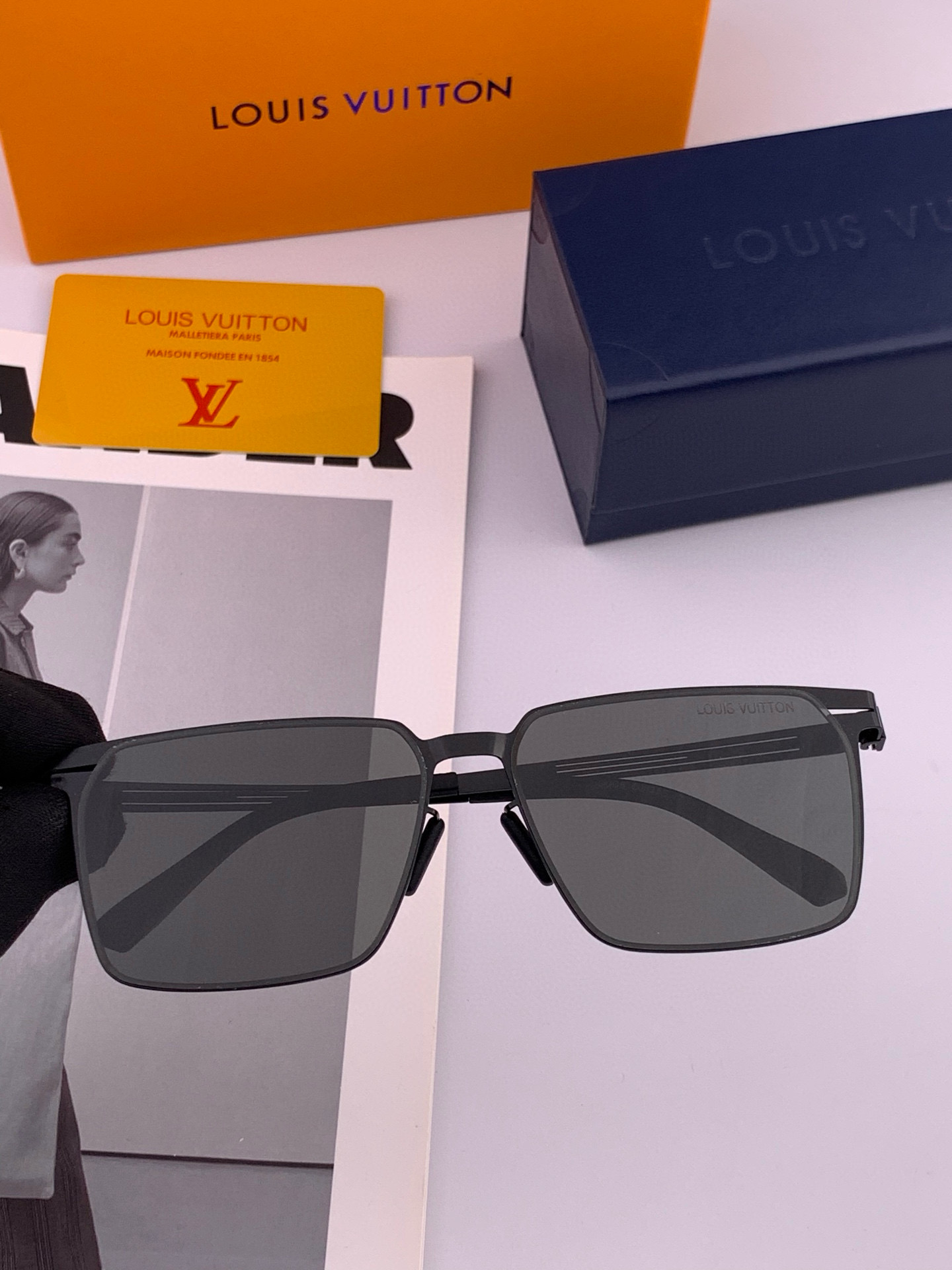 ♦️LV 2025新款男女情侣款太阳镜多边形墨镜iP电镀永不褪色 超轻超有弹性整幅眼镜无螺丝重要的是压不
