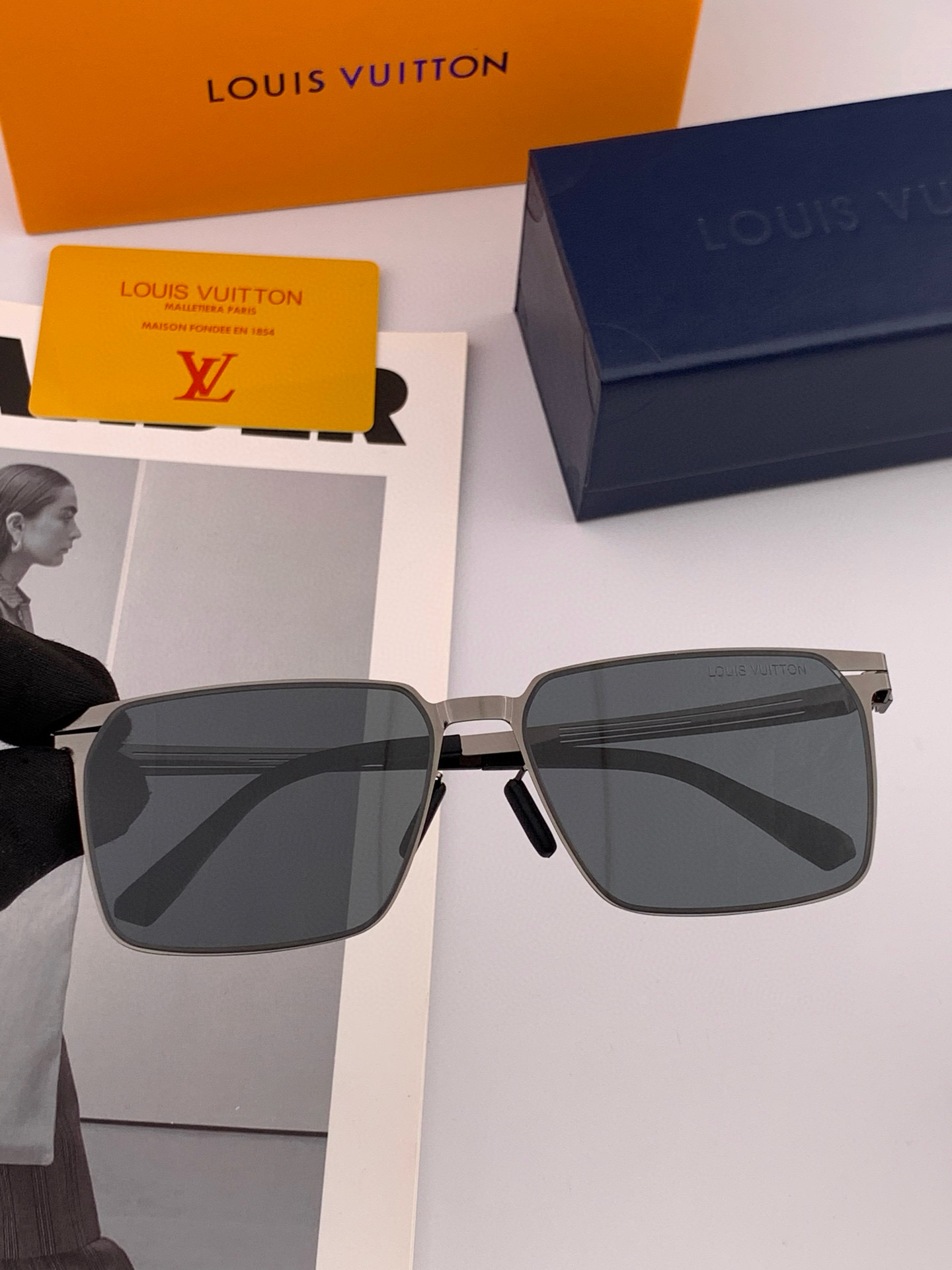 ♦️LV 2025新款男女情侣款太阳镜多边形墨镜iP电镀永不褪色 超轻超有弹性整幅眼镜无螺丝重要的是压不