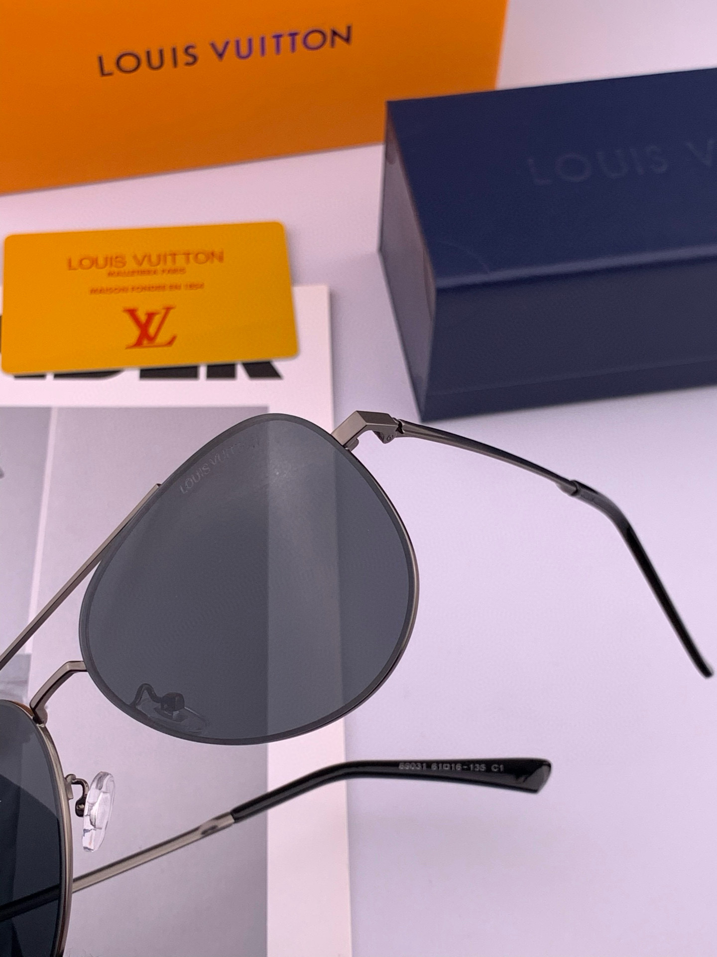       LV 男款炫彩飞行员偏光太阳镜 ❤️材质：高清尼龙加厚卡槽高清偏光镜片 🌹无边框镜架💕颜👍型