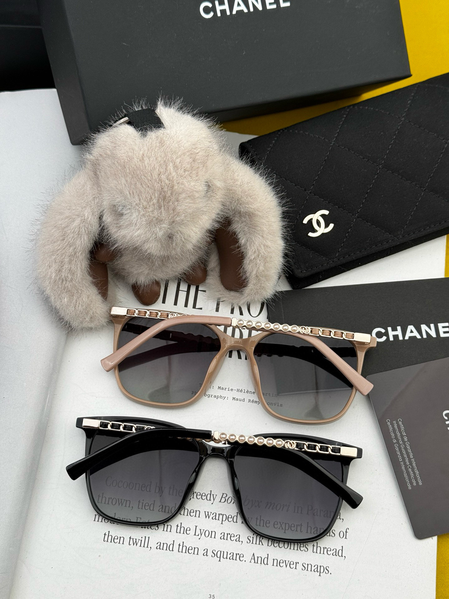  新品CHANEL 香奈儿太阳镜以独特魅力和前卫风格诠释春夏最新眼镜，以方框设计两边经典小香珍珠做点缀，