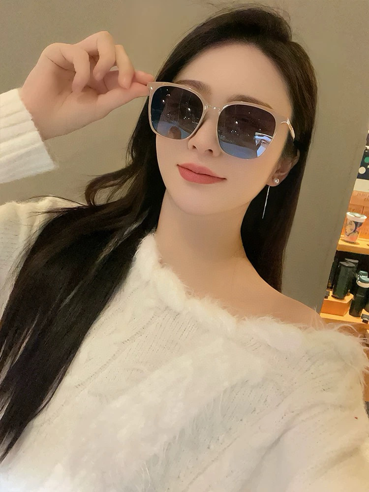  新品CHANEL 香奈儿太阳镜以独特魅力和前卫风格诠释春夏最新眼镜，以方框设计两边经典小香珍珠做点缀，