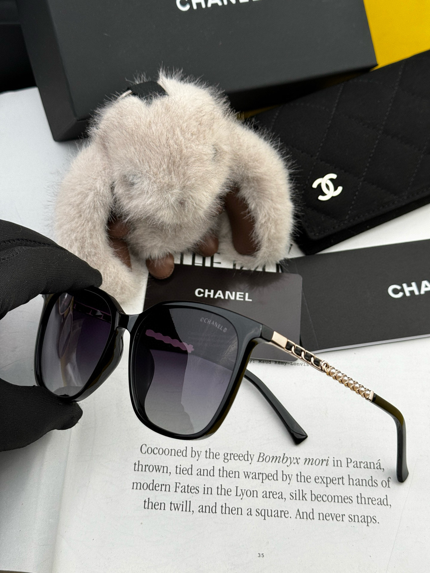  新品CHANEL 香奈儿太阳镜以独特魅力和前卫风格诠释春夏最新眼镜，以方框设计两边经典小香珍珠做点缀，