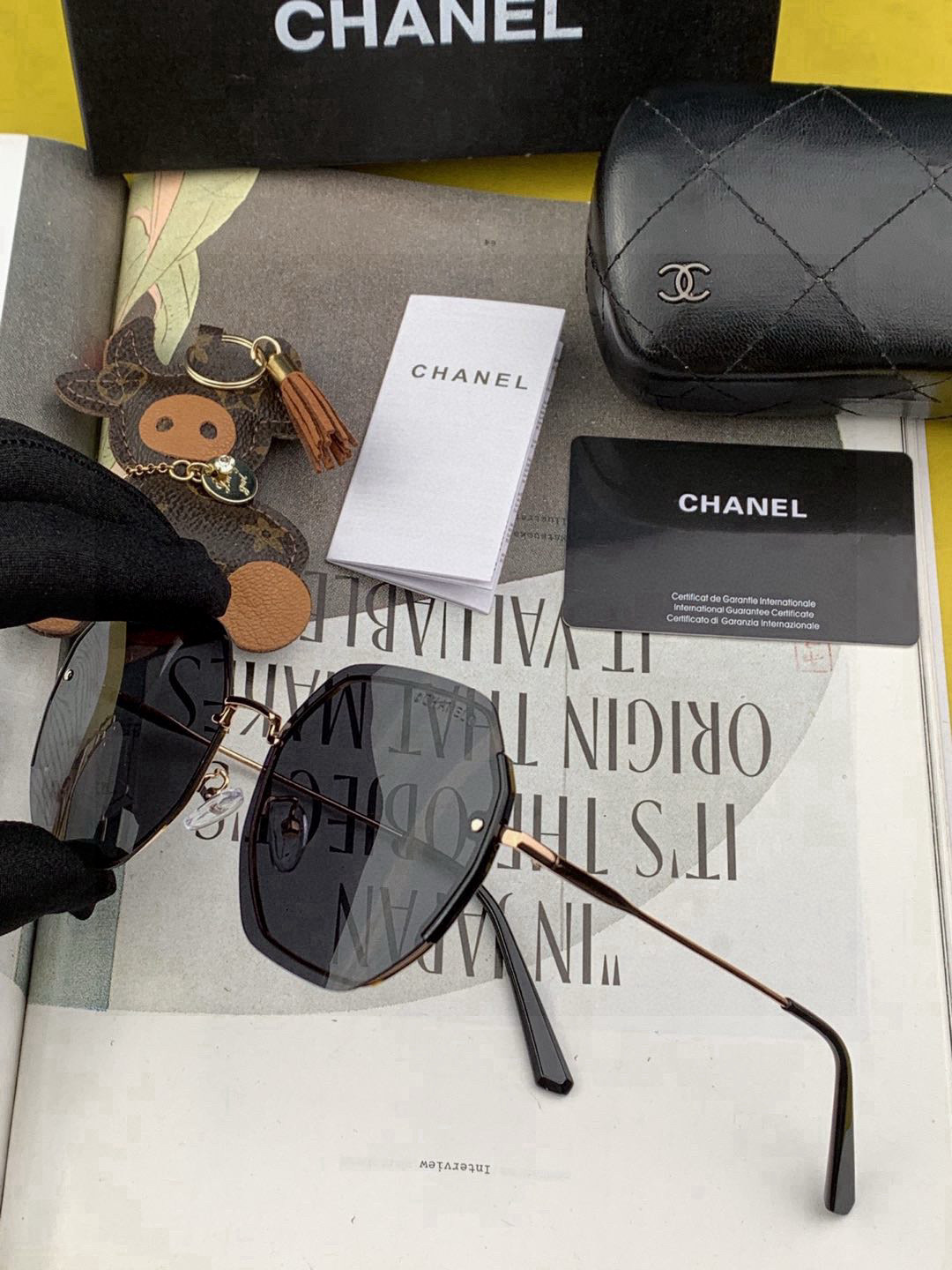    新品CHANEL 香奈儿太阳镜以独特魅力和前卫风格诠释春夏最新眼镜，质感超好佩带舒适 型号：CH0