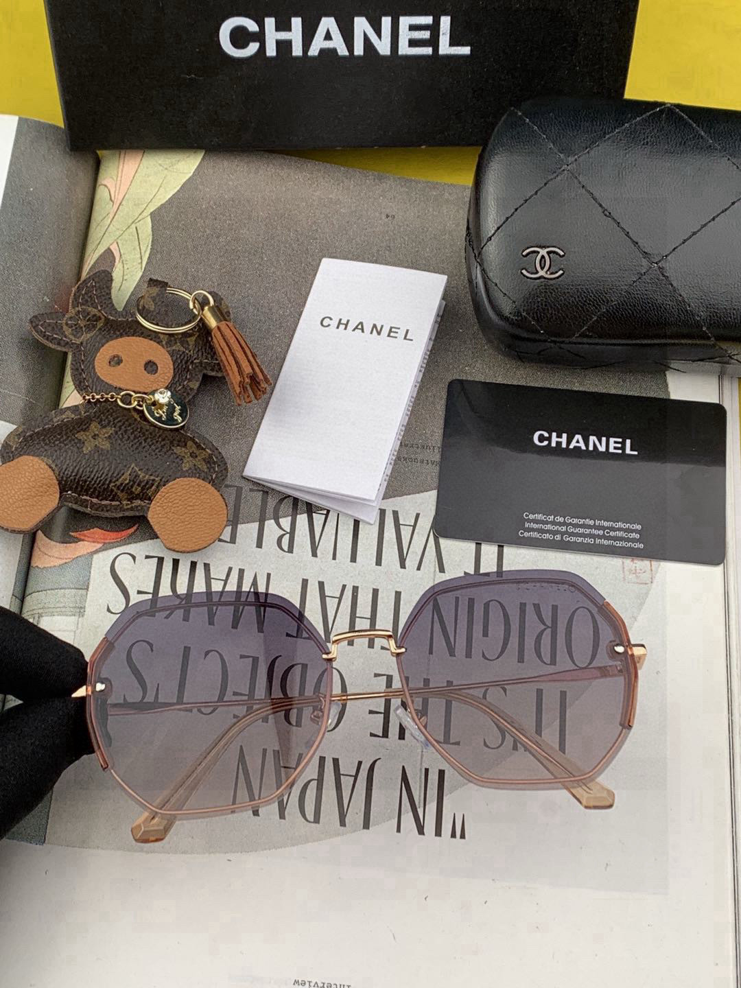    新品CHANEL 香奈儿太阳镜以独特魅力和前卫风格诠释春夏最新眼镜，质感超好佩带舒适 型号：CH0