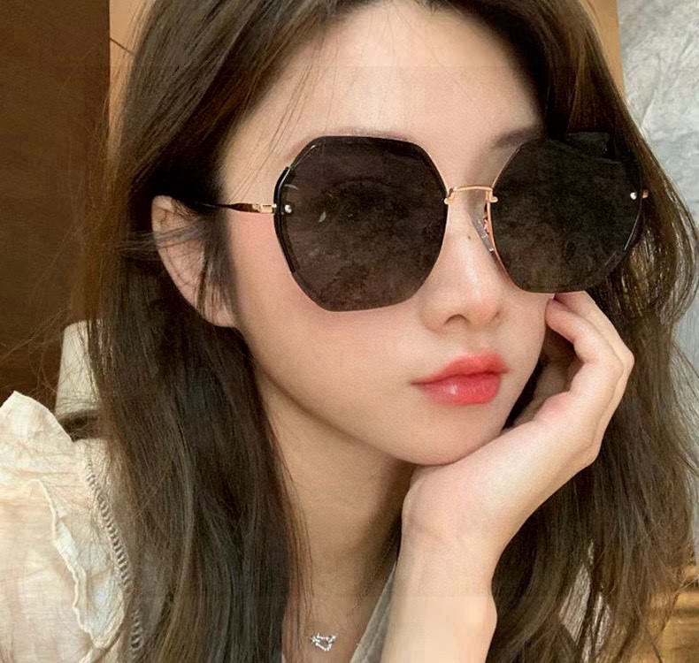    新品CHANEL 香奈儿太阳镜以独特魅力和前卫风格诠释春夏最新眼镜，质感超好佩带舒适 型号：CH0