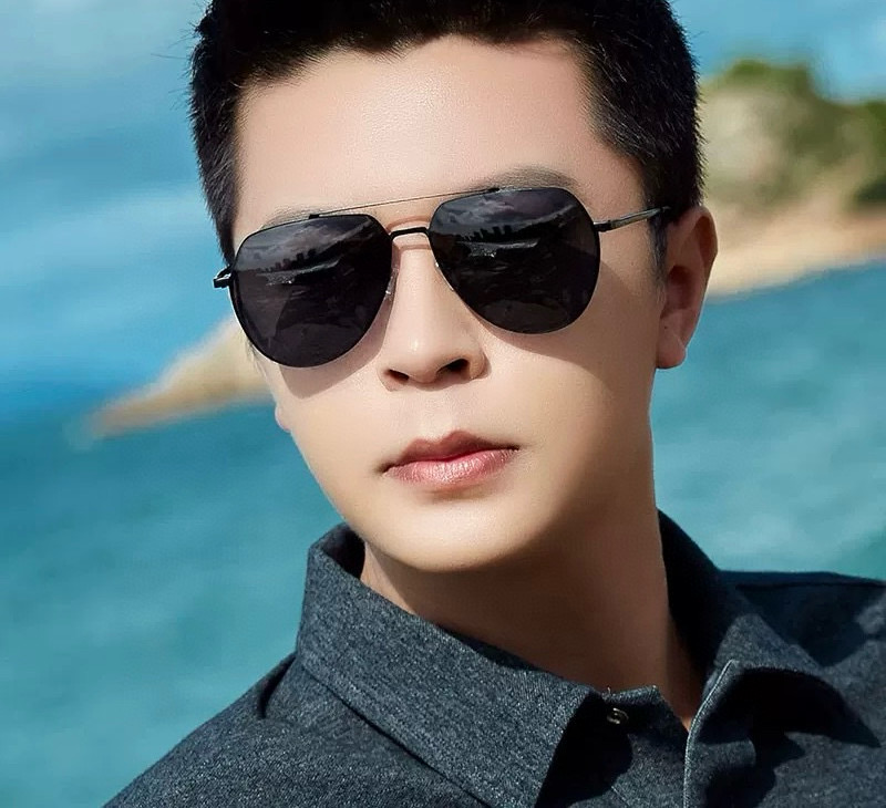       LV 男款炫彩飞行员偏光太阳镜 ❤️材质：高清尼龙加厚卡槽高清偏光镜片 🌹无边框镜架💕颜👍型