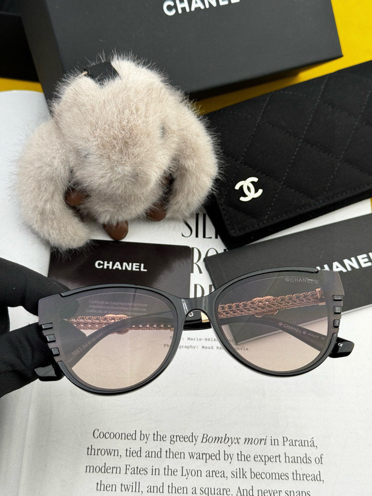    Chanel大框太阳镜墨镜  经典的方框设计，不挑脸型，无论搭配大衣还是连衣裙都非常显气质太阳镜预