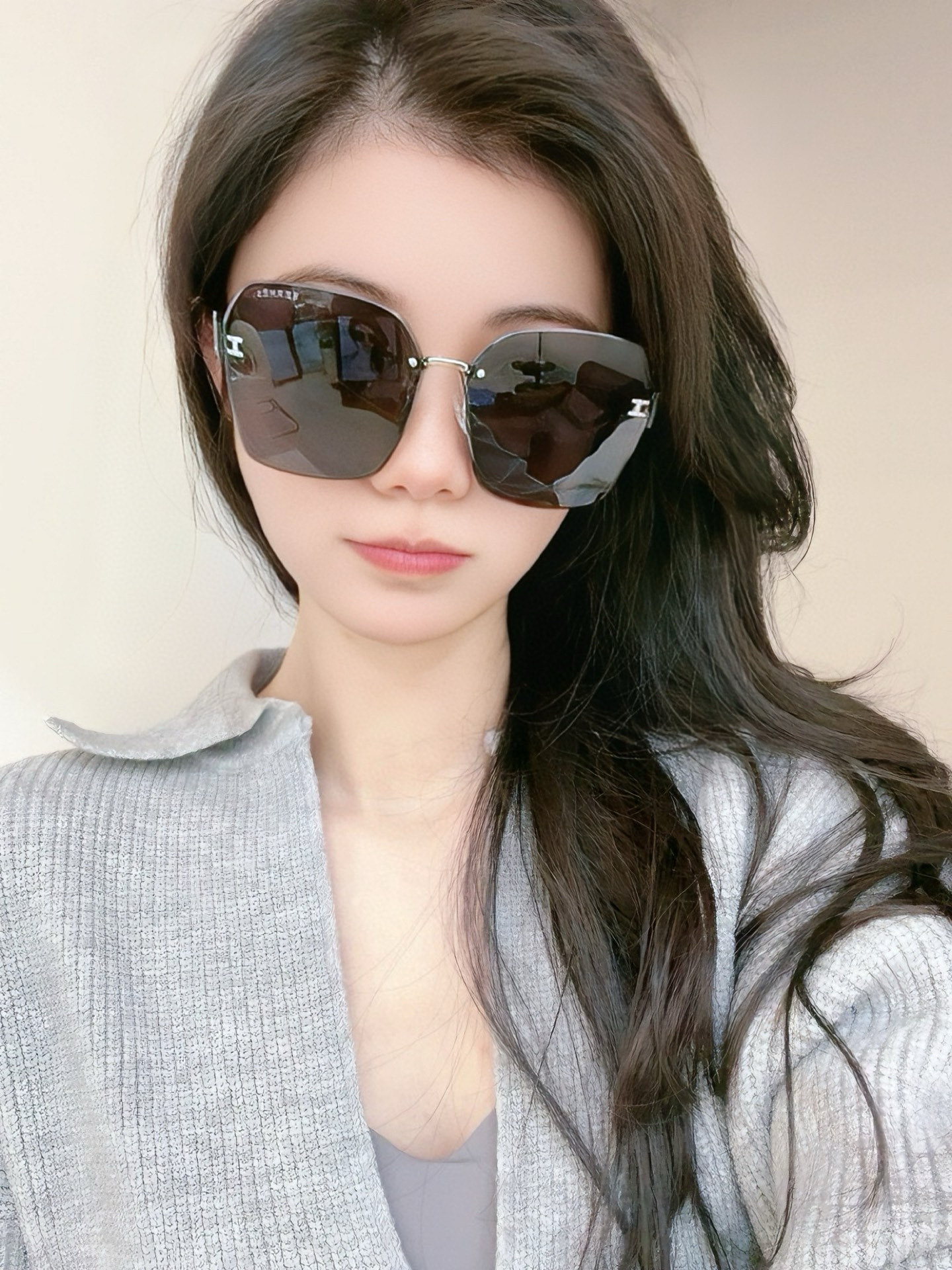   爱马仕   经典的方框设计，不挑脸型，无论搭配大衣还是连衣裙都非常显气质镜片预防紫外线 型号：H55