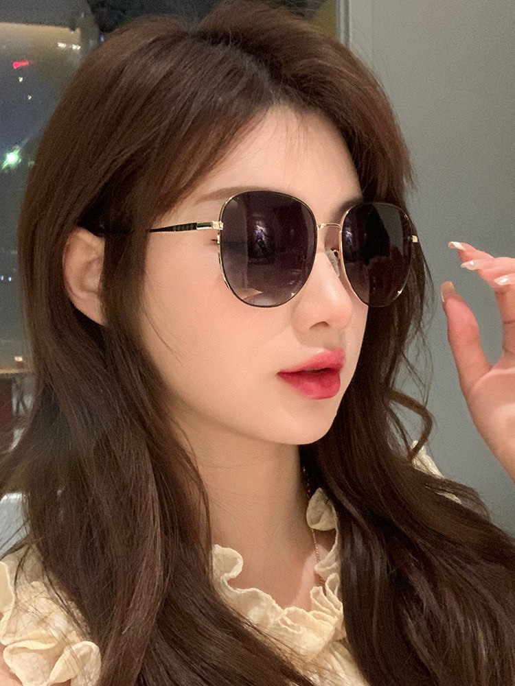 【CHANEL】香奈儿 潮流爆款 时尚大框太阳镜 佩戴舒适 网红潮款墨镜  ♥️♥️型号：CH9819