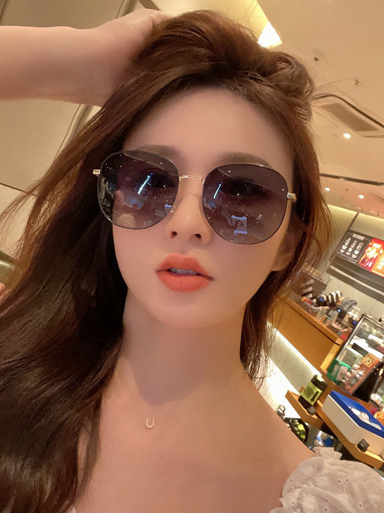 【CHANEL】香奈儿 潮流爆款 时尚大框太阳镜 佩戴舒适 网红潮款墨镜  ♥️♥️型号：CH9819