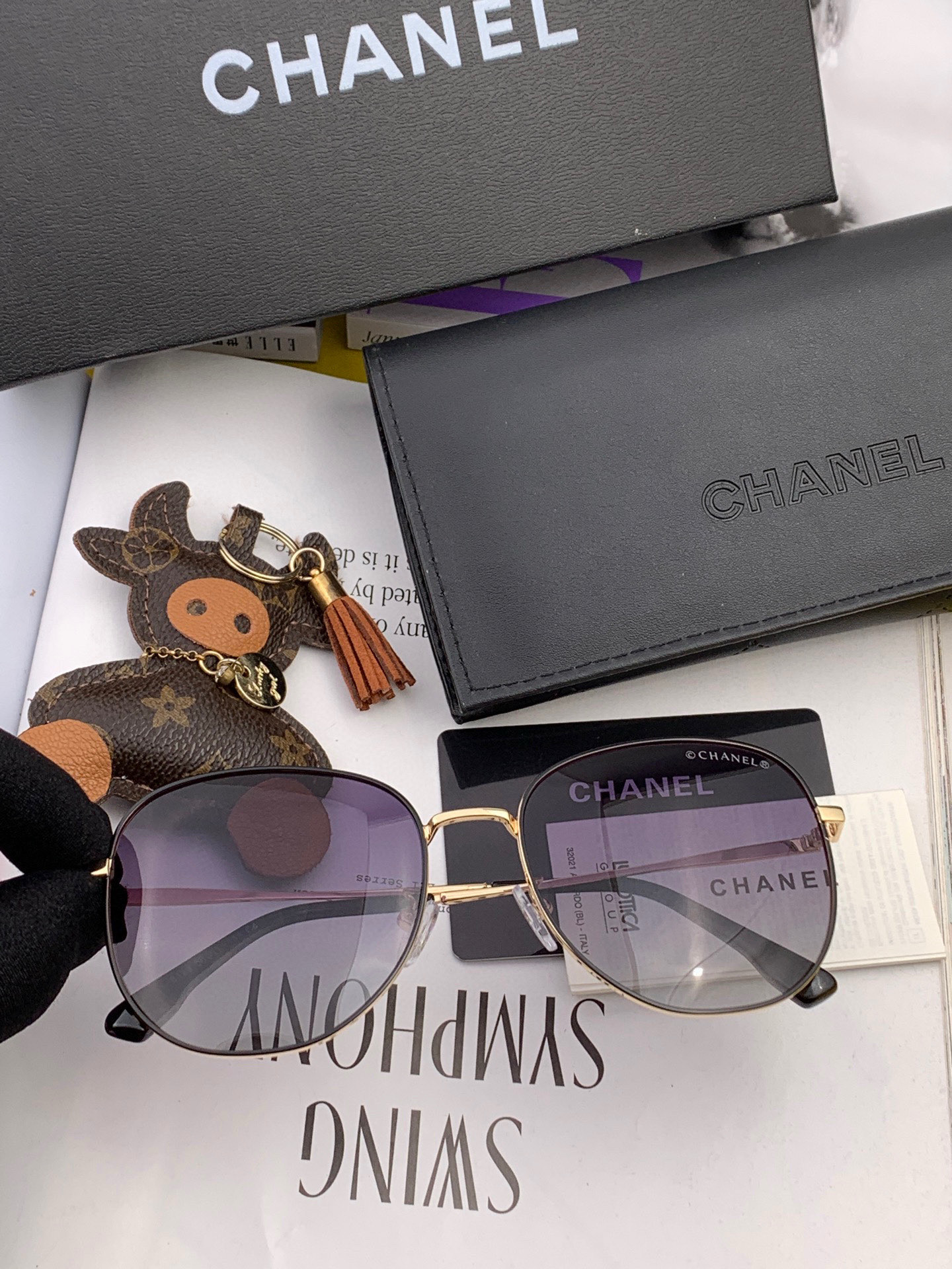 【CHANEL】香奈儿 潮流爆款 时尚大框太阳镜 佩戴舒适 网红潮款墨镜  ♥️♥️型号：CH9819