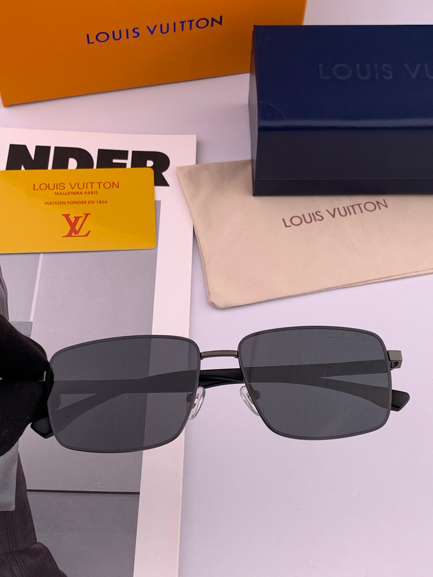       LV 男款炫彩飞行员偏光太阳镜 ❤️材质：高清尼龙加厚卡槽高清偏光镜片 🌹无边框镜架💕颜👍型